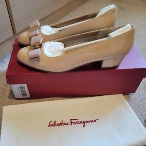 "NEW" Salvatore Ferragamo Vara Pumps size 6